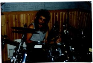 Johan Pahnke lägger trummor till skivan "Esterland" juli 1997.