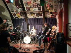 Soundcheck i Skebobruk (Phillip Bastin, Joakim JJ Marsh, Björn Westén, Daniel Bergström, Benjamin Fogelqvist och Alvaro Svanerö)